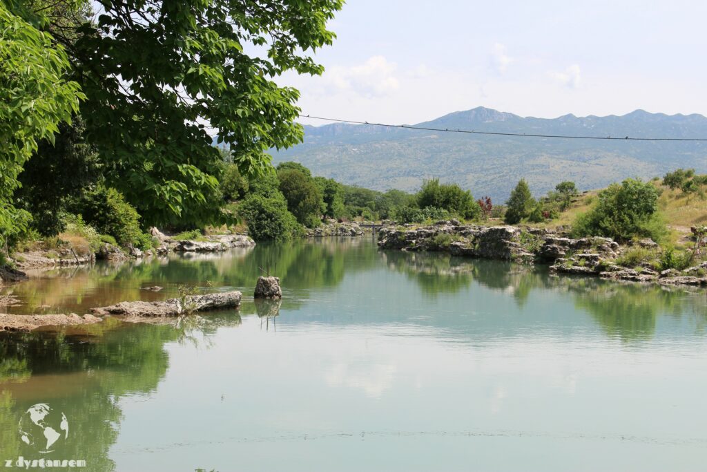 Restauracja przy wodospadzie Niagara koło Podgoricy