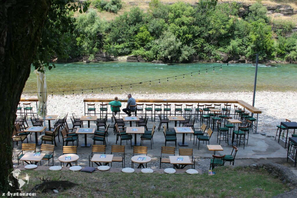 kawiarnia nad rzeką w Podgoricy