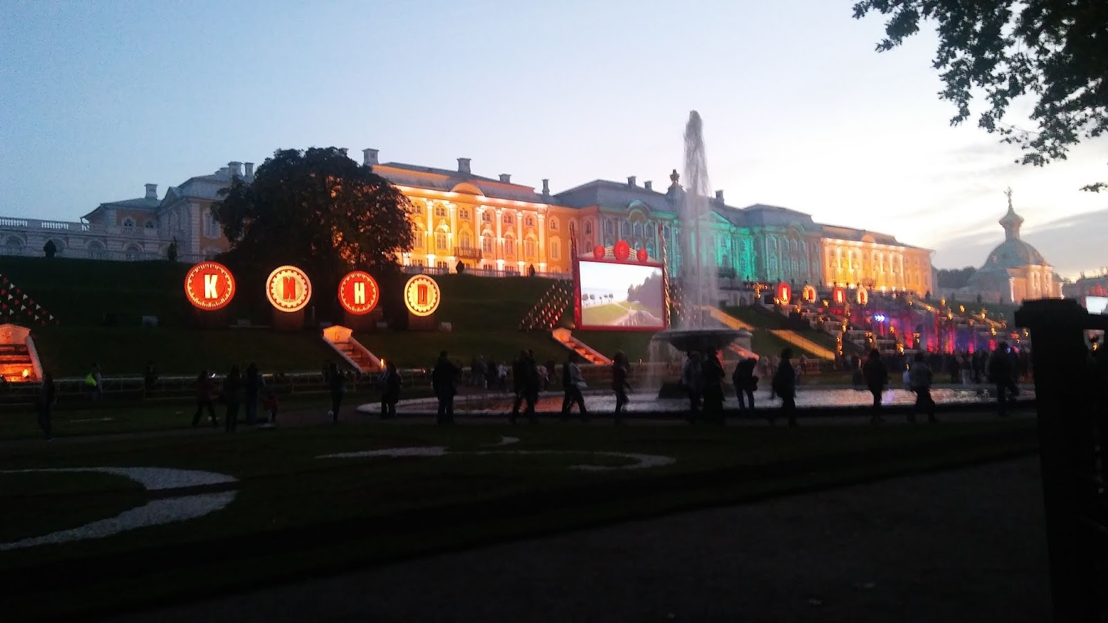 Sankt-Petersburg 2016: Pokazy laserowe – światło w szarości